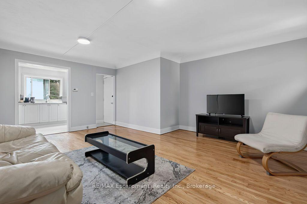 Photo 6 of Unit 4, 425 Burlington Avenue, Burlington, Brant — HOMEH