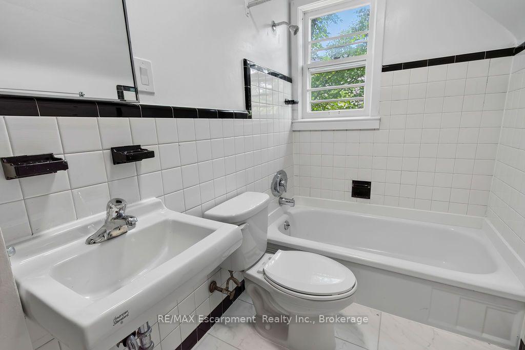 Photo 9 of Unit 4, 425 Burlington Avenue, Burlington, Brant — HOMEH