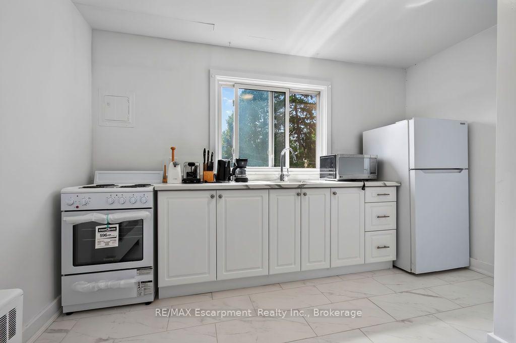 Photo 10 of Unit 4, 425 Burlington Avenue, Burlington, Brant — HOMEH