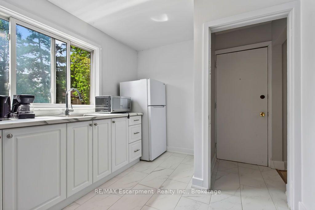 Photo 11 of Unit 4, 425 Burlington Avenue, Burlington, Brant — HOMEH