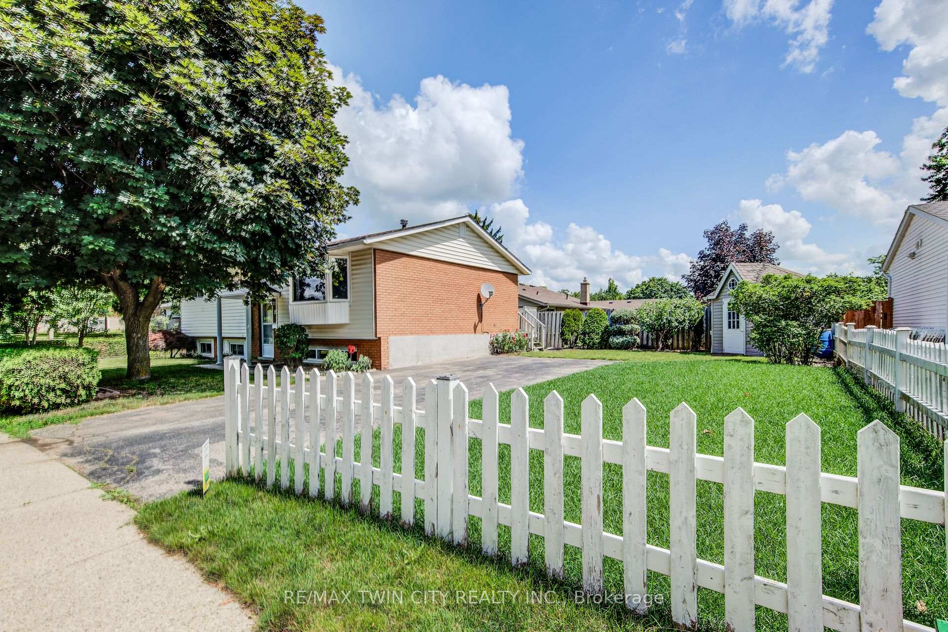 Photo 2 of 602 Highpoint Avenue, Waterloo, Lakeshore Village — HOMEH