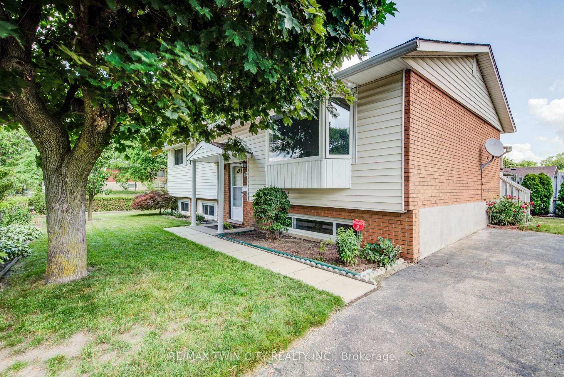 Photo 3 of 602 Highpoint Avenue, Waterloo, Lakeshore Village — HOMEH