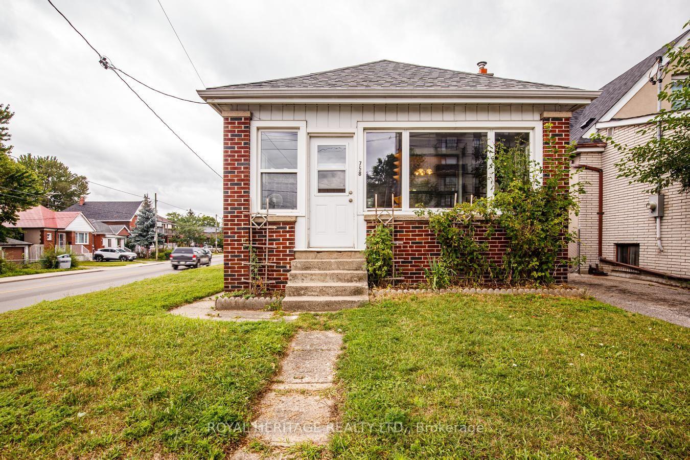 Photo 2 of 758 Jane Street, Toronto, Rockcliffe-Smythe — HOMEH