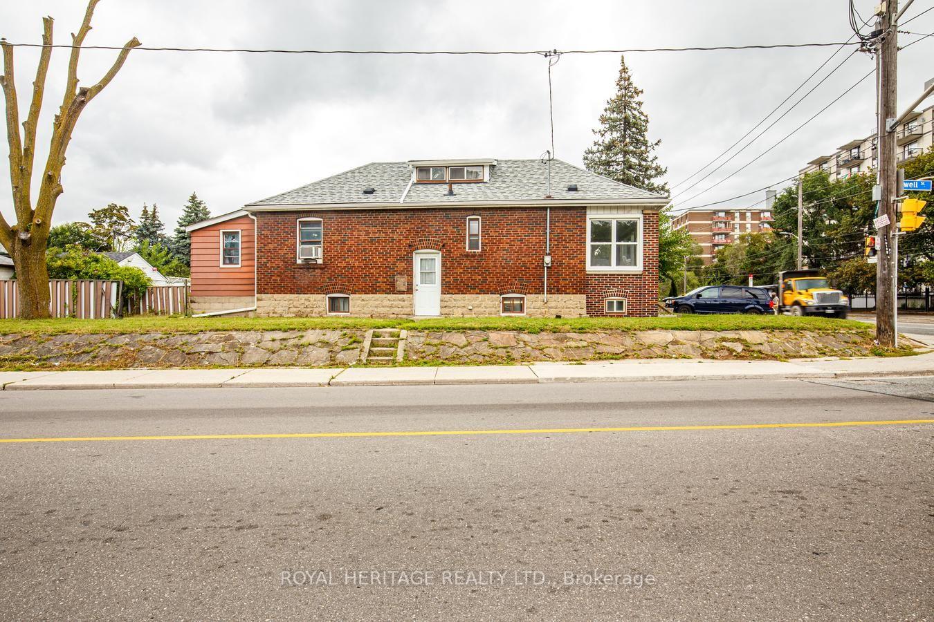 Photo 3 of 758 Jane Street, Toronto, Rockcliffe-Smythe — HOMEH