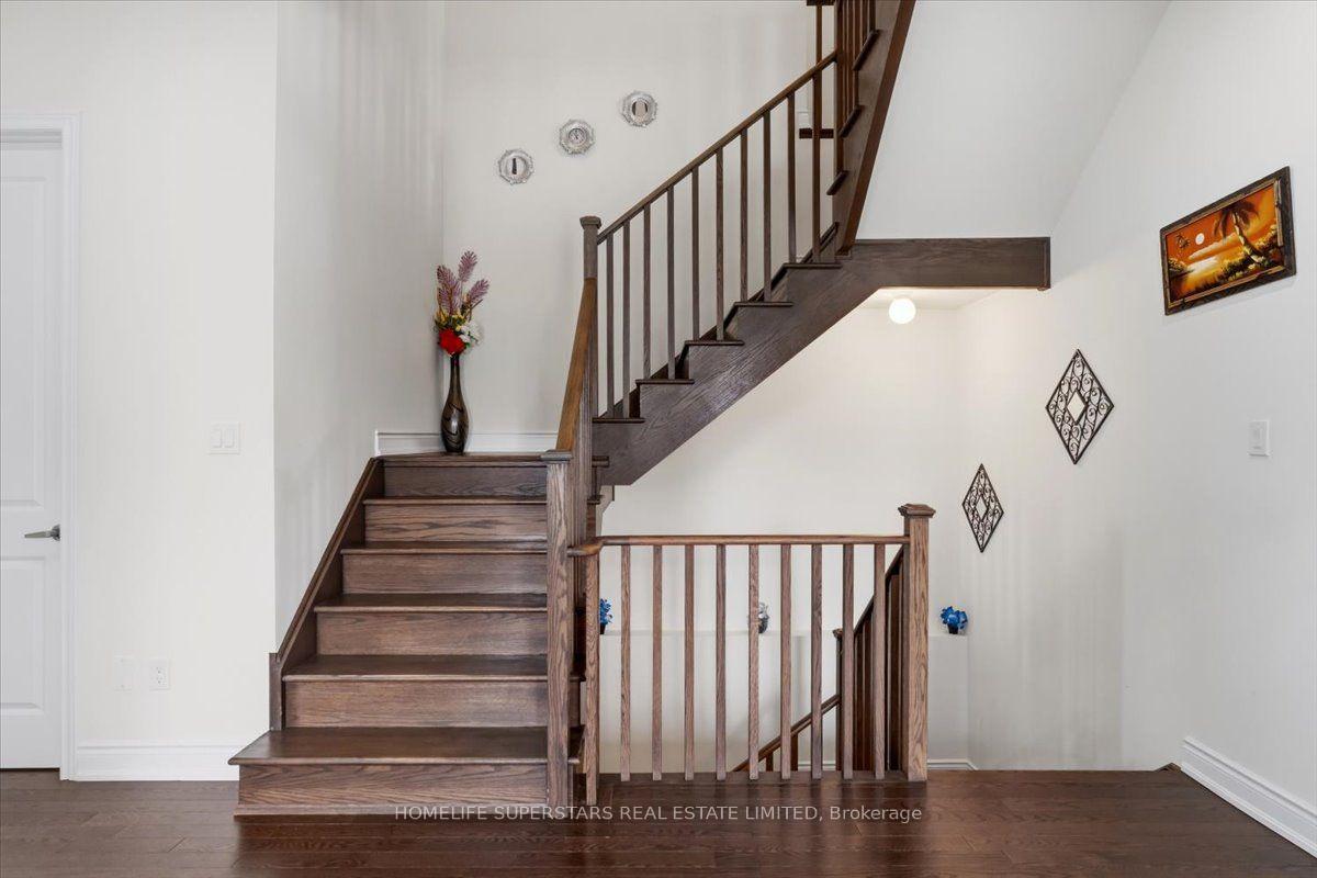 Photo 5 of 39 Lost Canyon Way, Brampton, Credit Valley — HOMEH