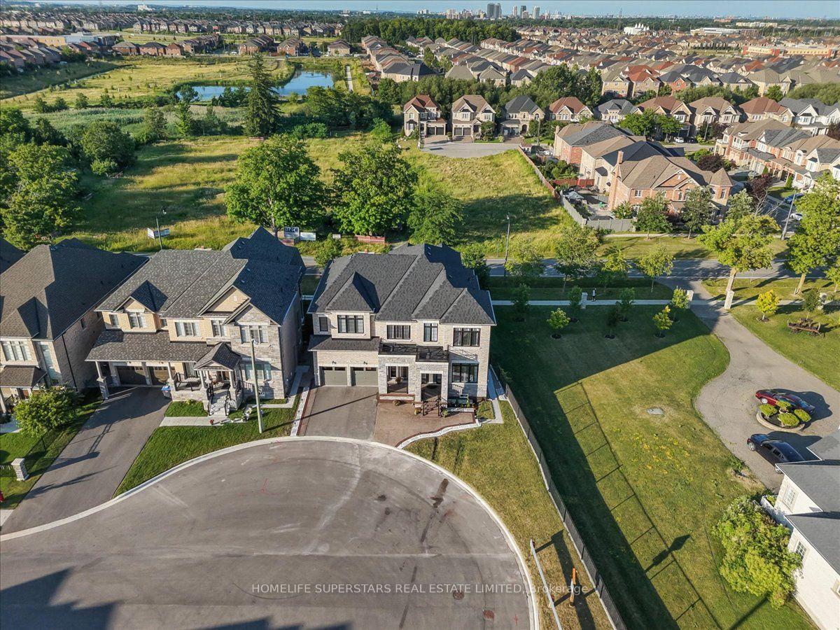 Photo 32 of 39 Lost Canyon Way, Brampton, Credit Valley — HOMEH
