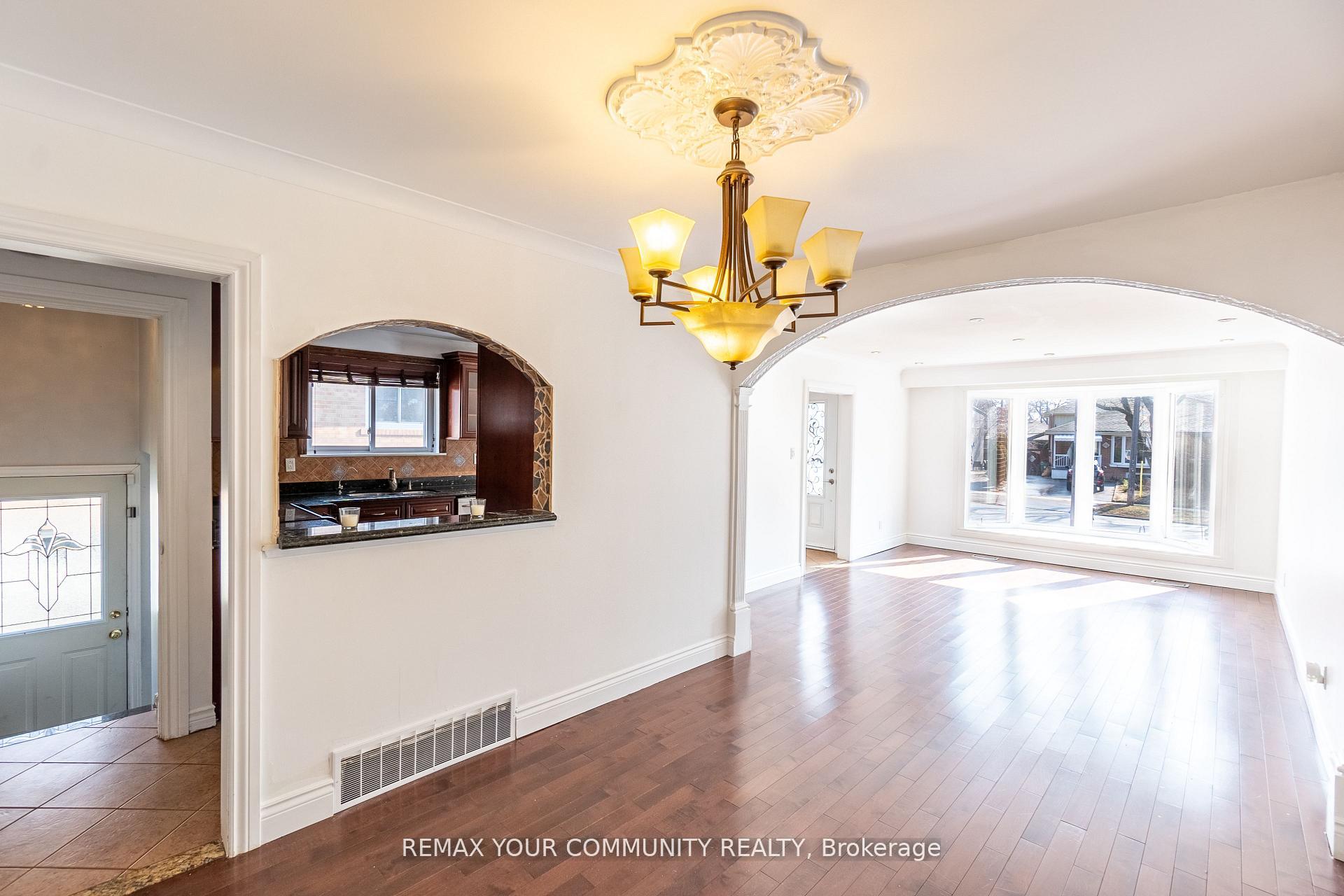 Photo 6 of Unit Main, 32 Marbury Crescent, North York, Parkwoods-Donalda — HOMEH