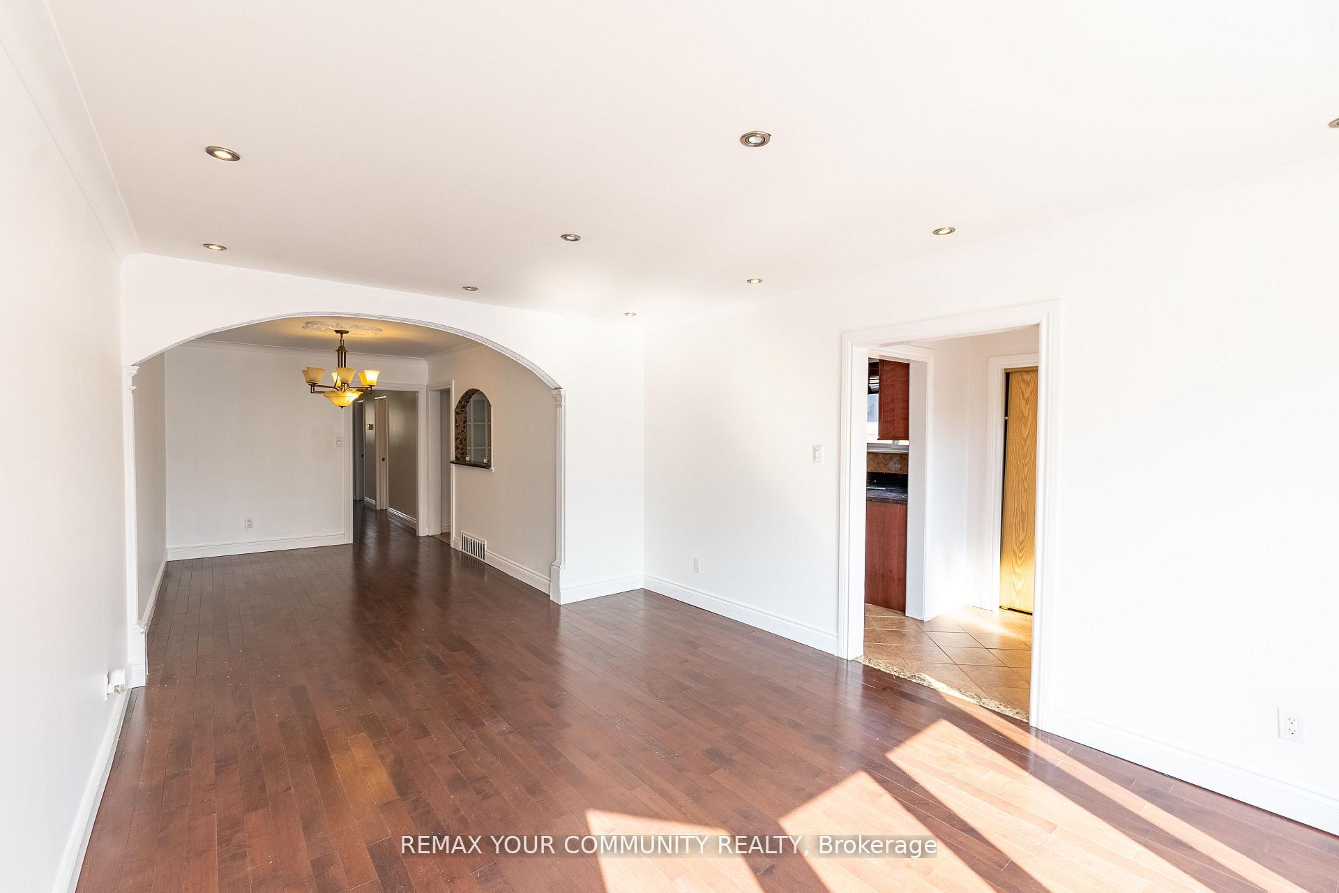 Photo 7 of Unit Main, 32 Marbury Crescent, North York, Parkwoods-Donalda — HOMEH