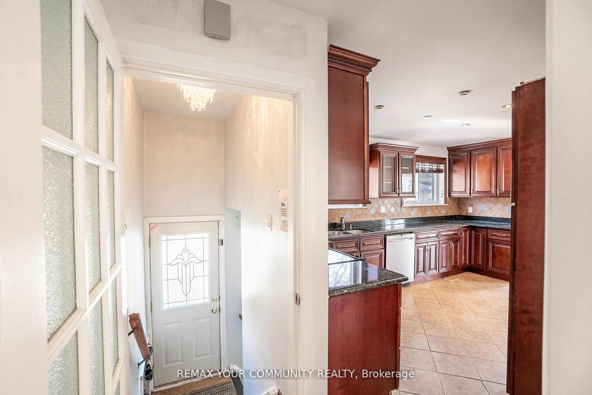 Photo 9 of Unit Main, 32 Marbury Crescent, North York, Parkwoods-Donalda — HOMEH