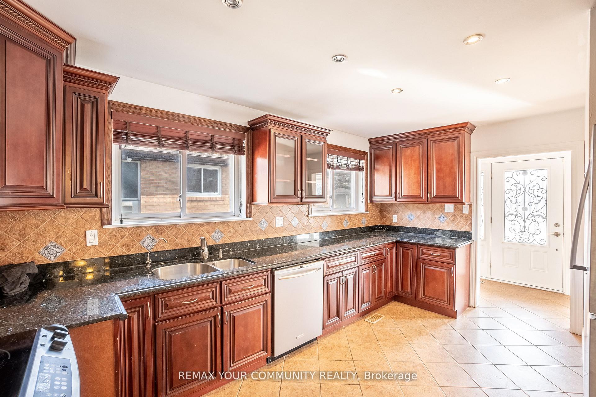 Photo 10 of Unit Main, 32 Marbury Crescent, North York, Parkwoods-Donalda — HOMEH