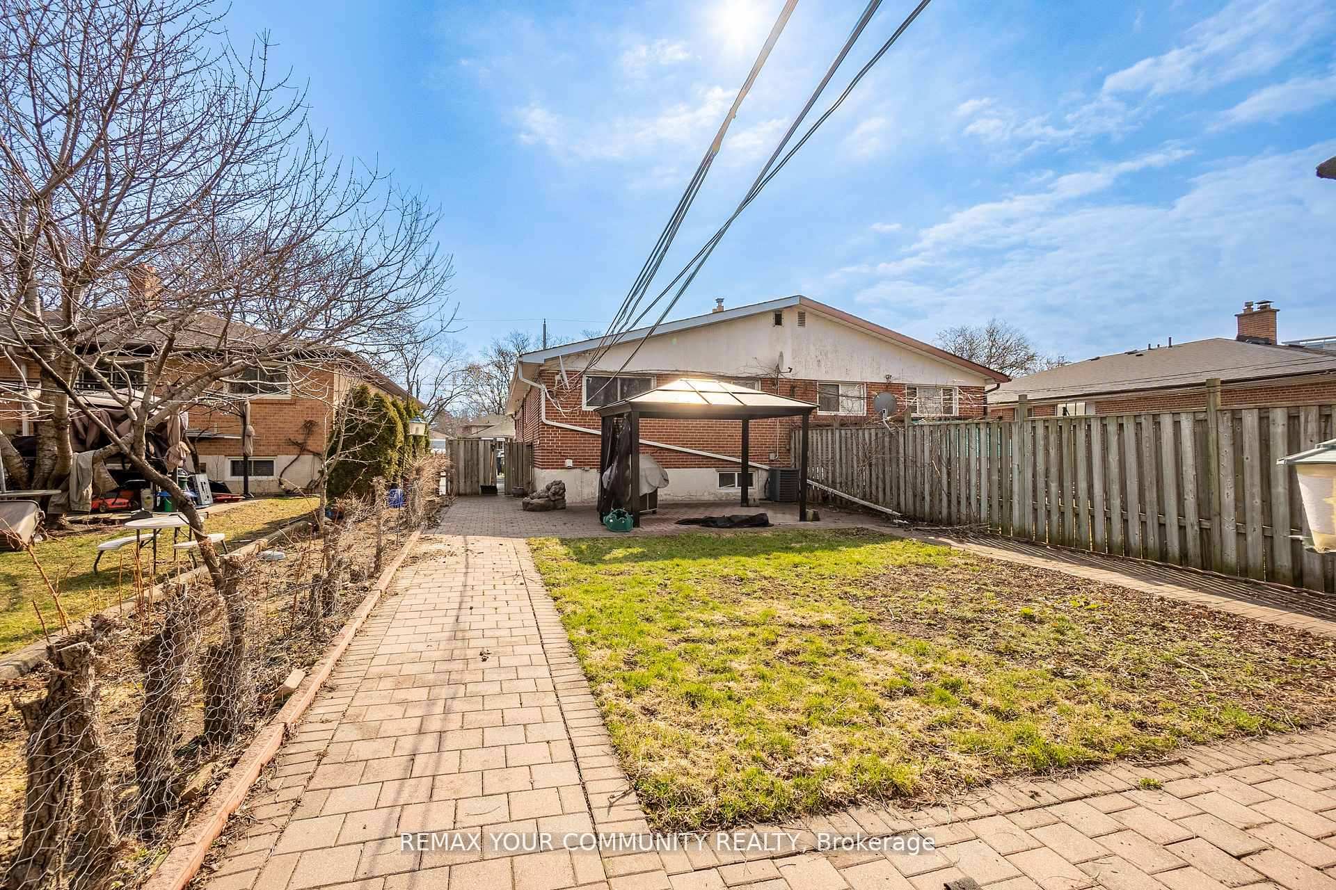 Photo 18 of Unit Main, 32 Marbury Crescent, North York, Parkwoods-Donalda — HOMEH