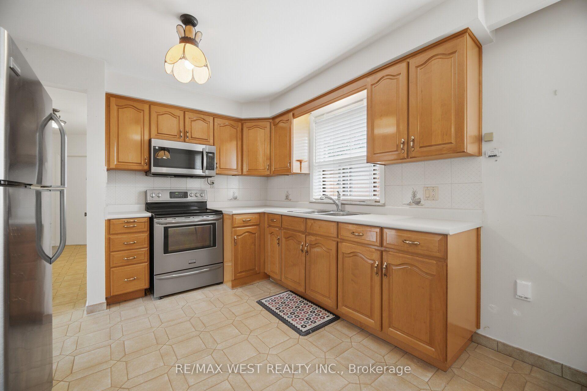 Photo 9 of 89 Wendell Avenue, North York, Humberlea-Pelmo Park — HOMEH