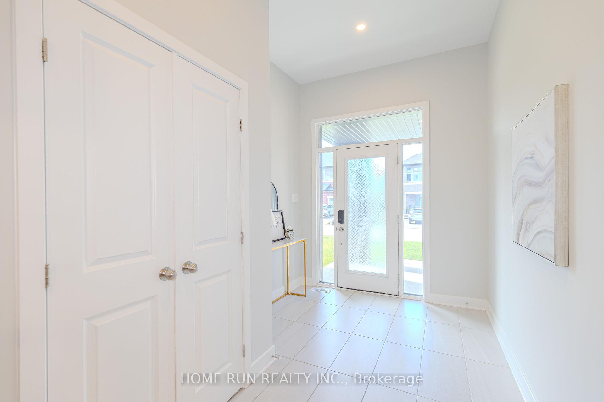 Photo 3 of 21 Plank Street, Ottawa, Kanata - Emerald Meadows/Trailwest — HOMEH