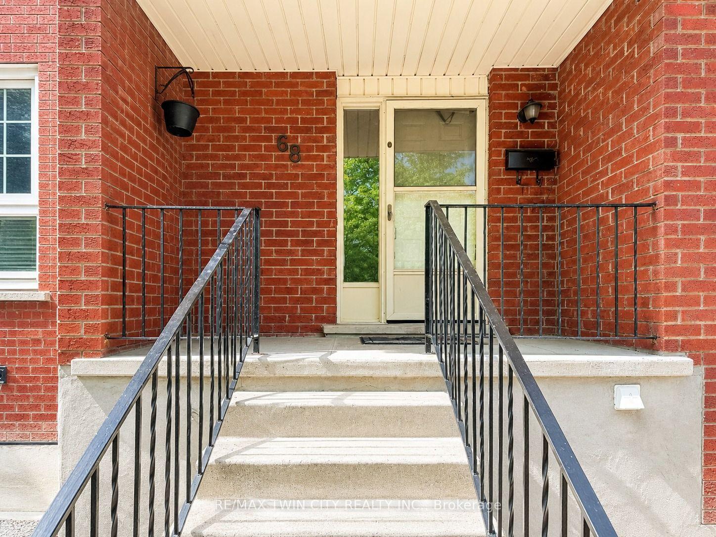 Photo 3 of 68 Old Huron Court, Kitchener, Brigadoon — HOMEH