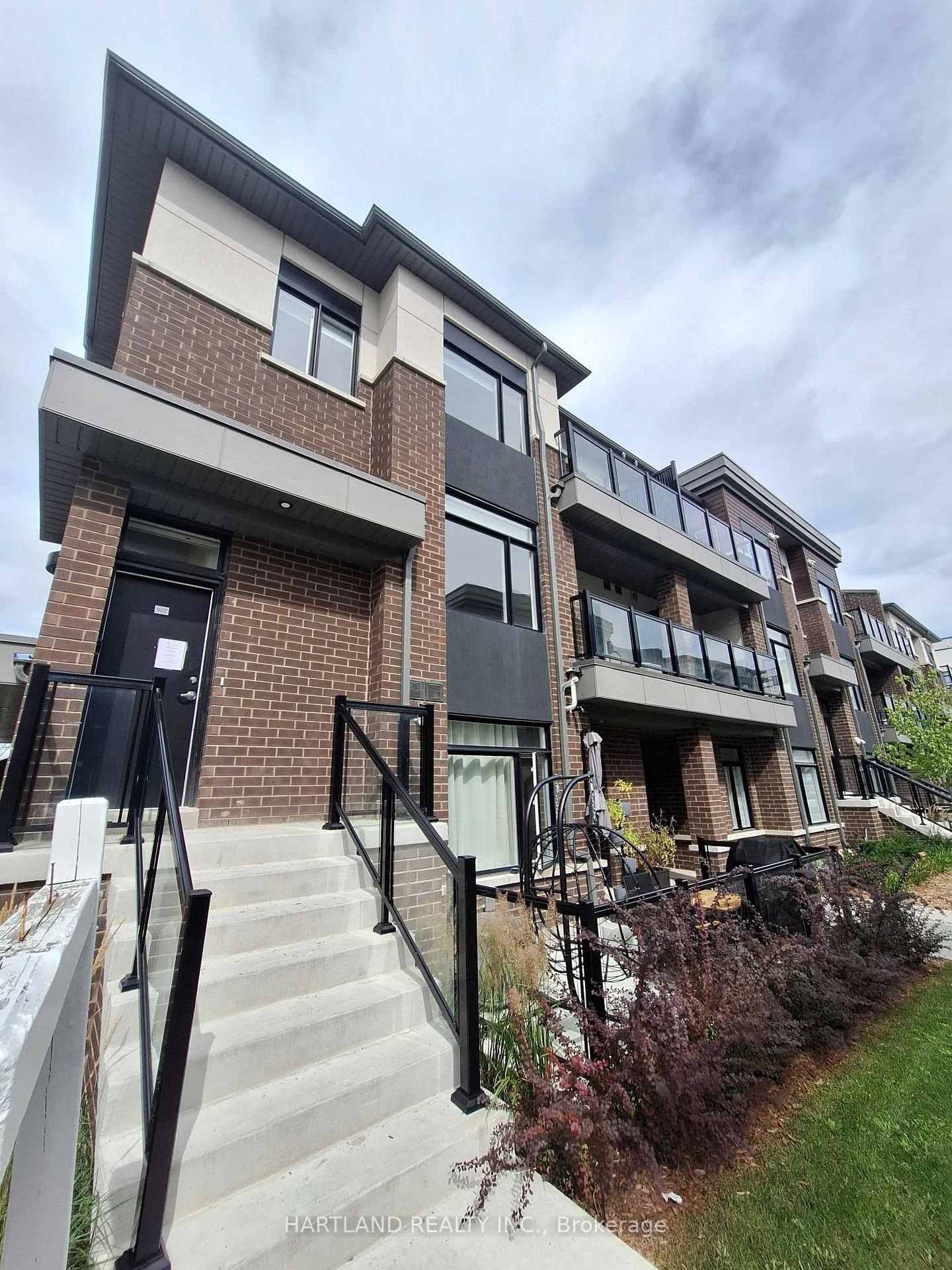 Photo of Unit 902, 1695 Dersan Street