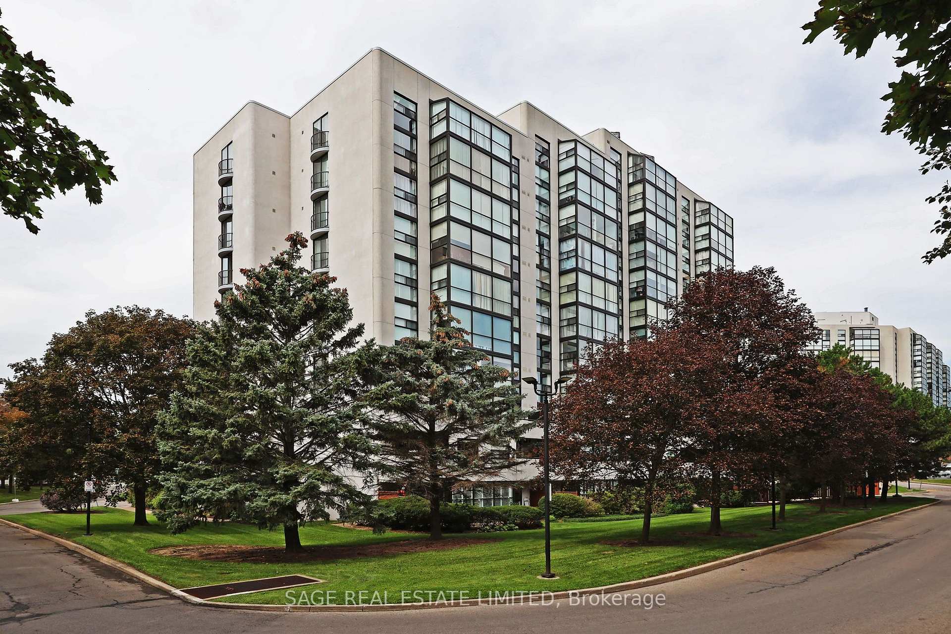 Front of Unit 1015, 30 Harding Boulevard W