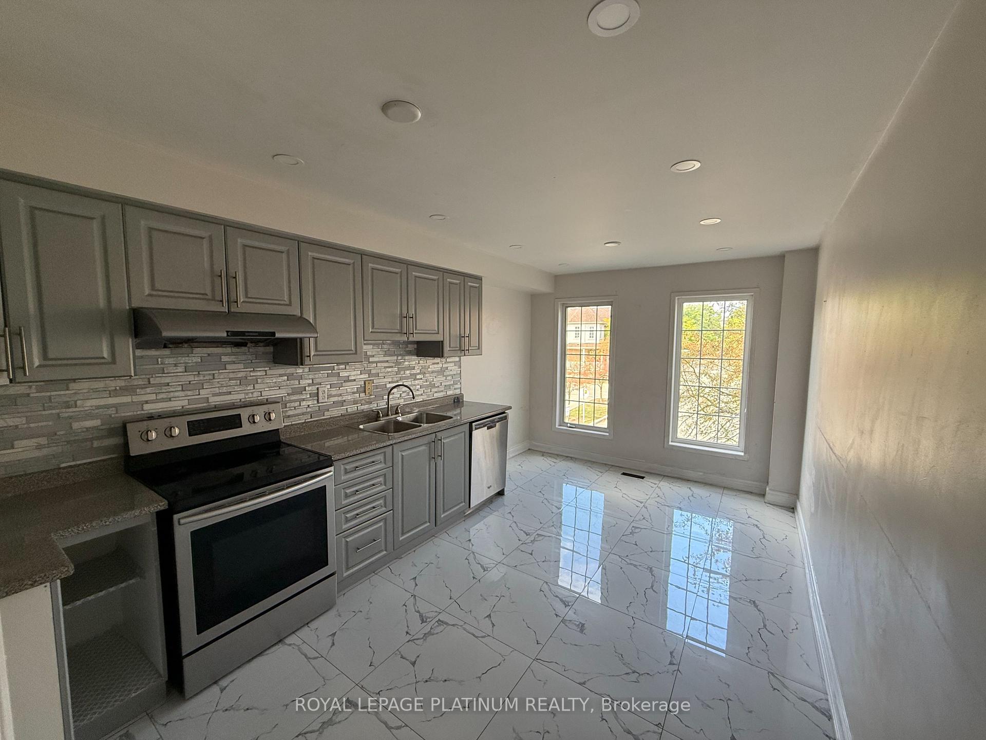 Photo 4 of Unit 29, 9800 Mclaughlin Road, Brampton, Fletcher's Creek Village — HOMEH