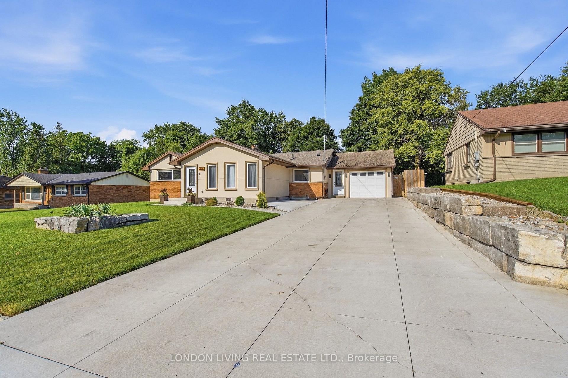 Photo 2 of 470 Coombs Avenue, London, North K — HOMEH