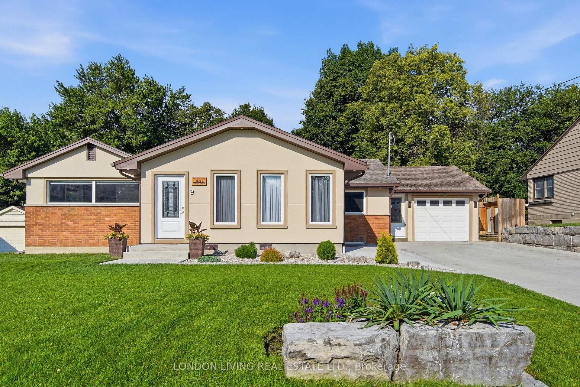 Photo 3 of 470 Coombs Avenue, London, North K — HOMEH