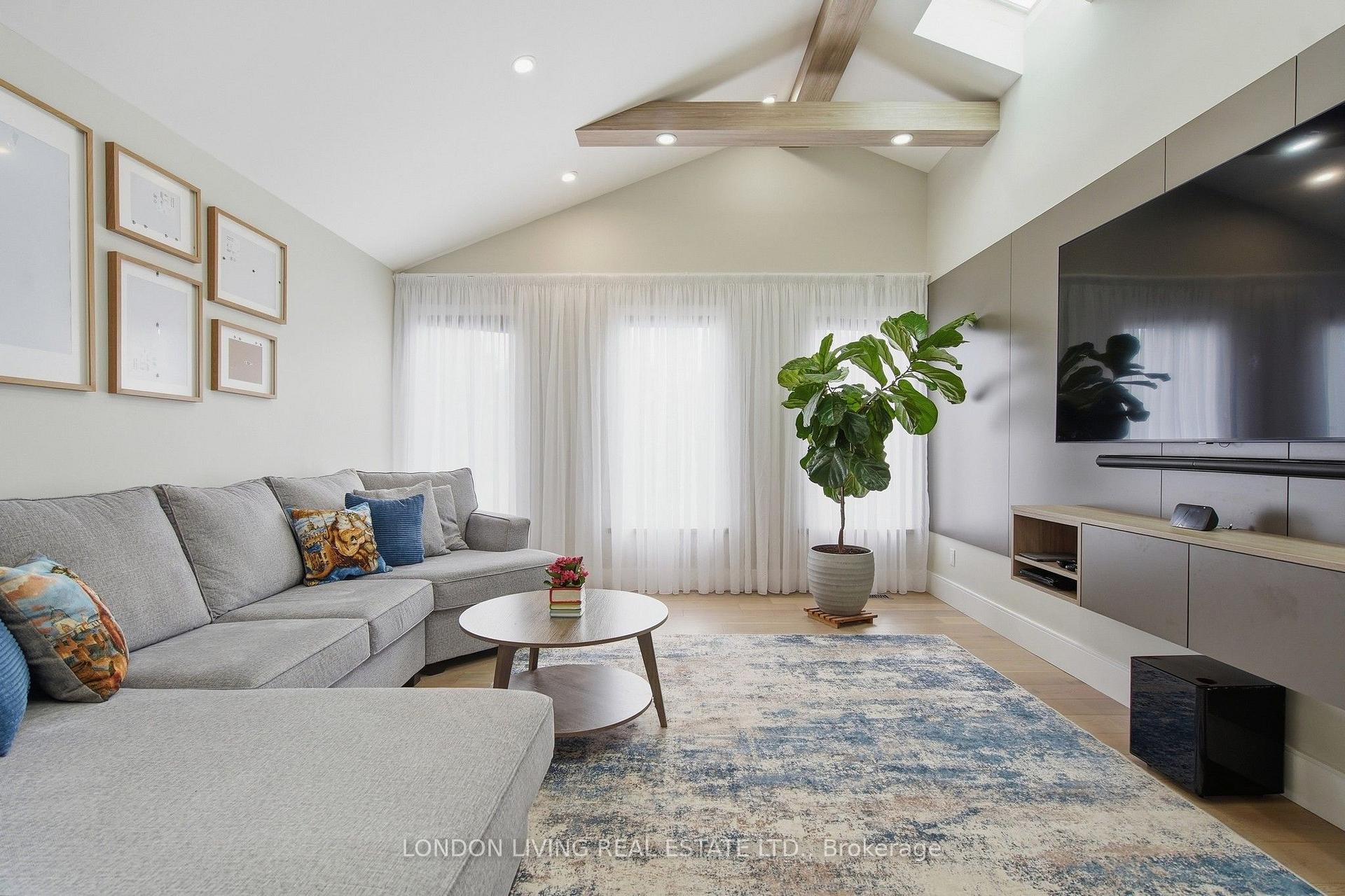 Photo 7 of 470 Coombs Avenue, London, North K — HOMEH