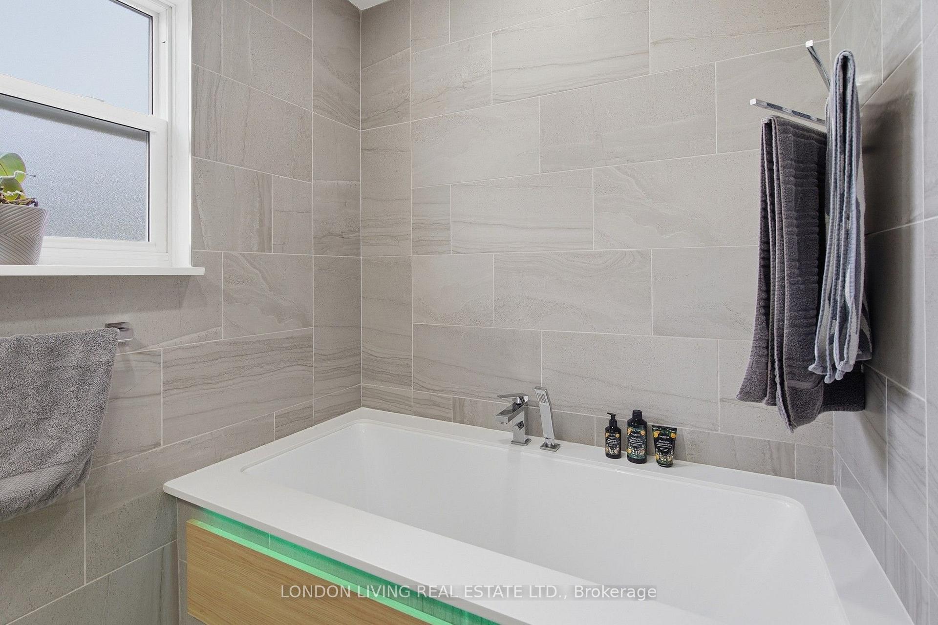 Photo 23 of 470 Coombs Avenue, London, North K — HOMEH