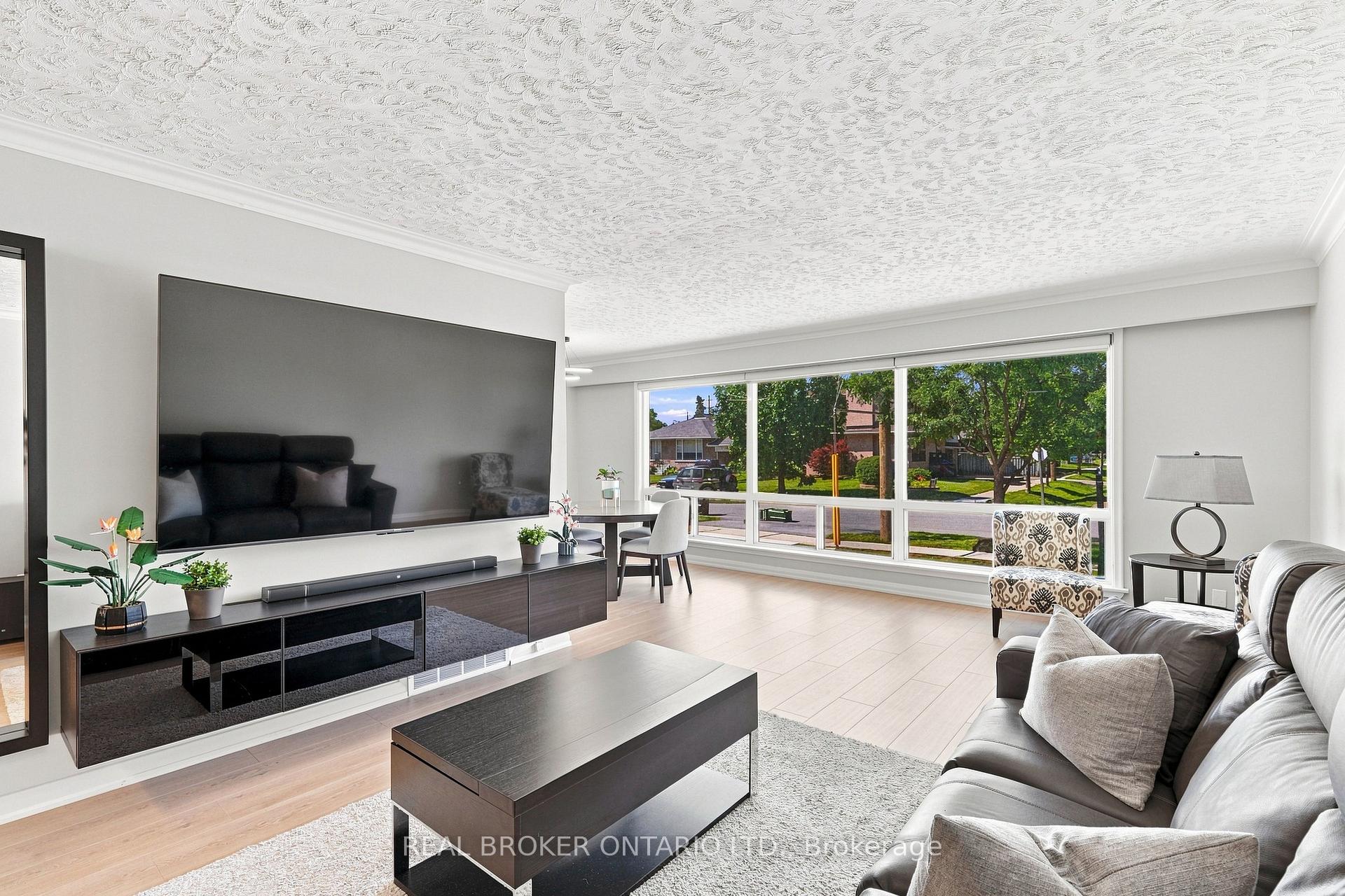 Photo 4 of 7 Allison Drive, Etobicoke, Stonegate-Queensway — HOMEH