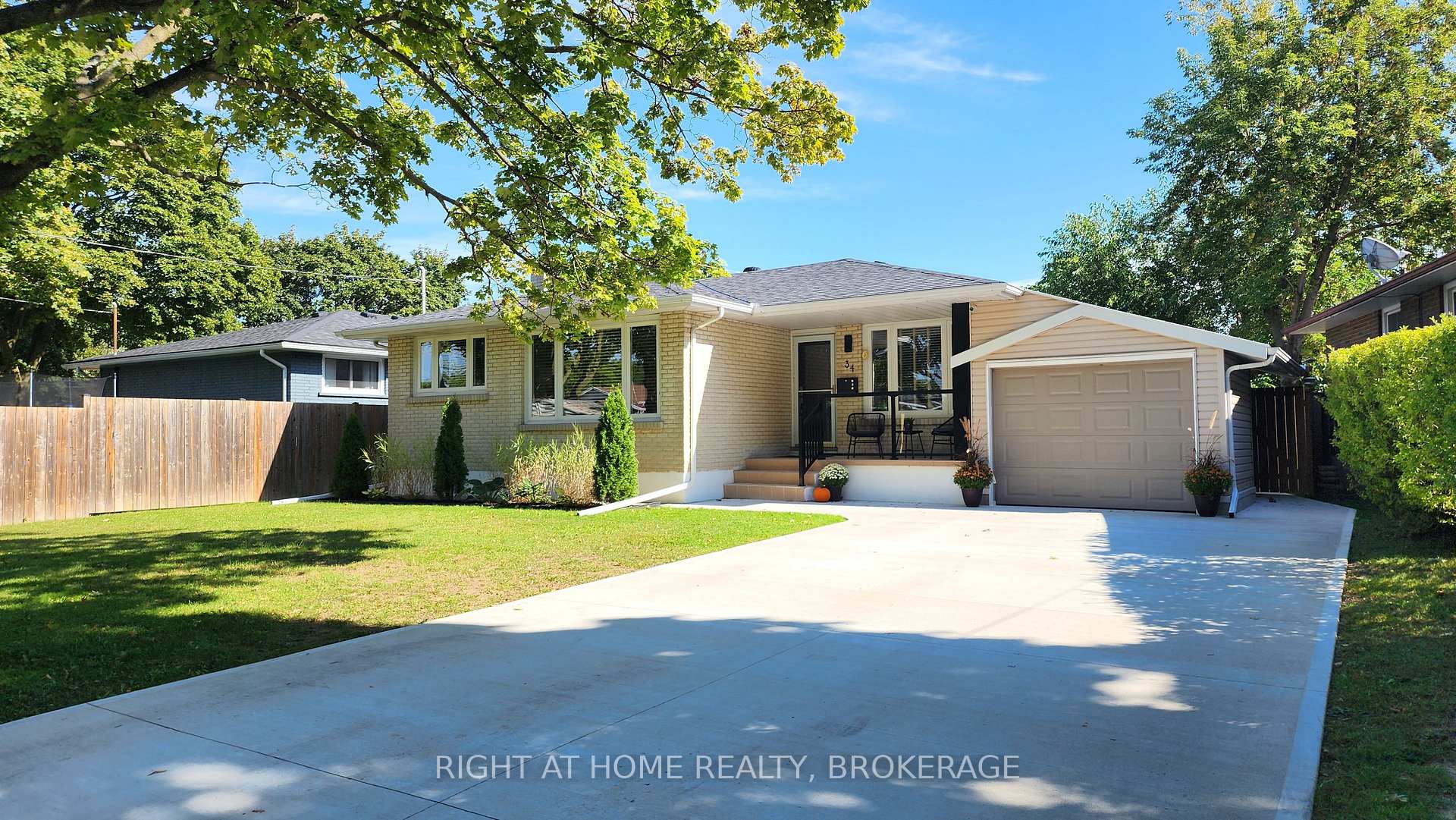 Photo 3 of 34 Densgrove Drive, St. Catharines, Vine/Linwell — HOMEH