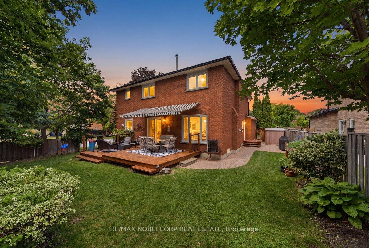Photo 2 of 3 Castlehill Road, Vaughan, Maple — HOMEH