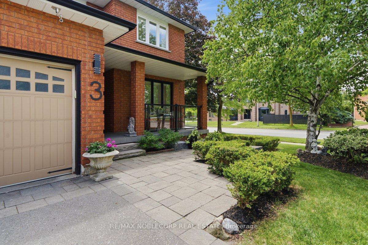 Photo 3 of 3 Castlehill Road, Vaughan, Maple — HOMEH