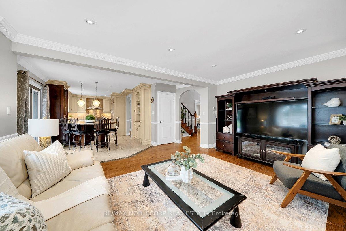Photo 13 of 3 Castlehill Road, Vaughan, Maple — HOMEH