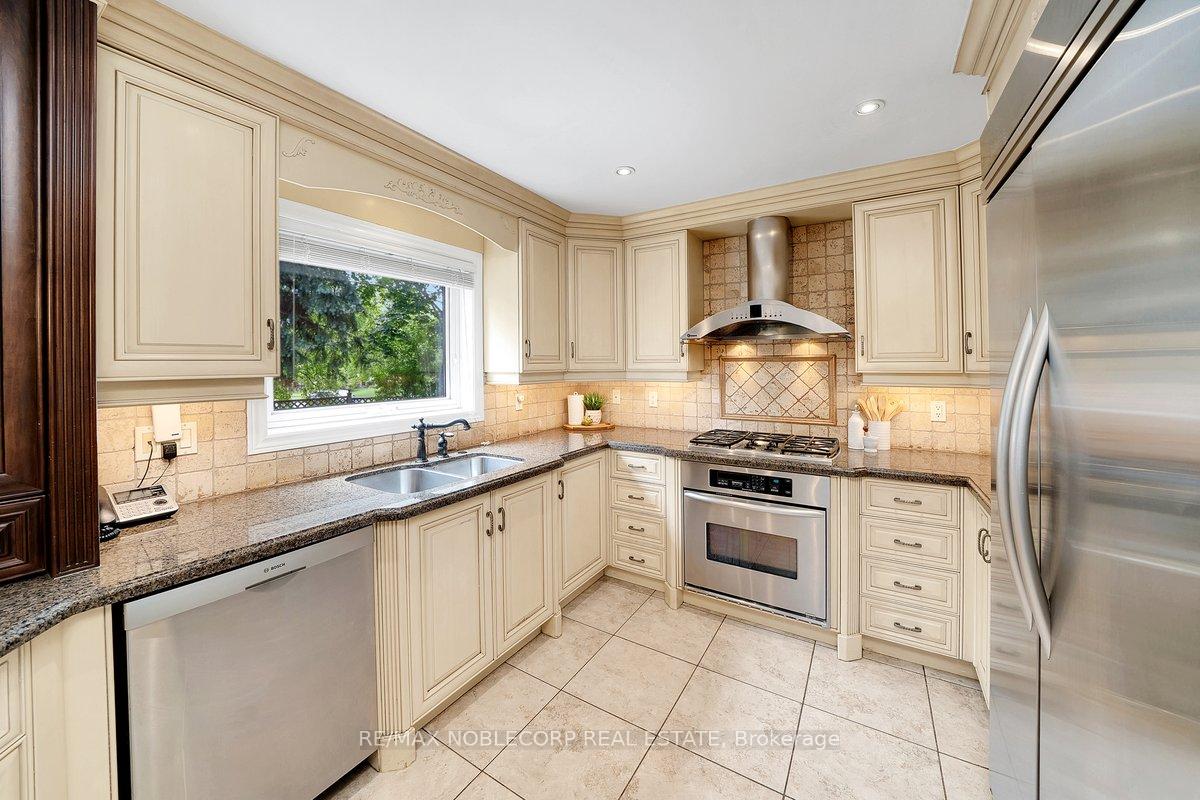 Photo 16 of 3 Castlehill Road, Vaughan, Maple — HOMEH