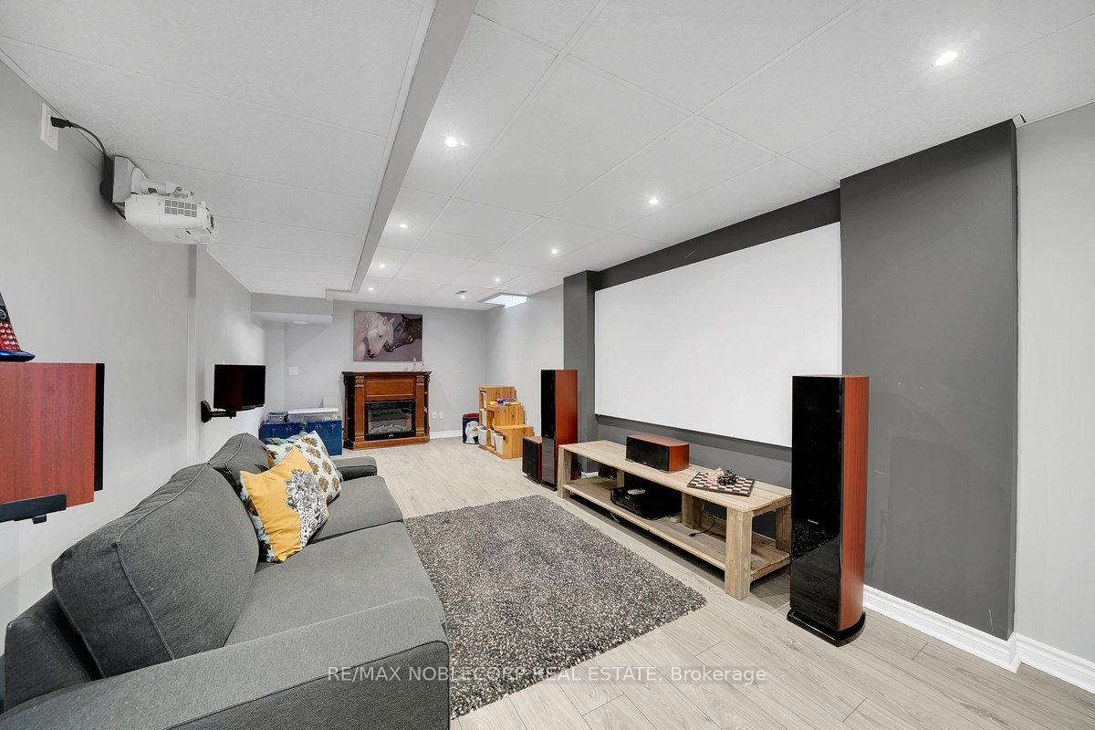 Photo 35 of 3 Castlehill Road, Vaughan, Maple — HOMEH