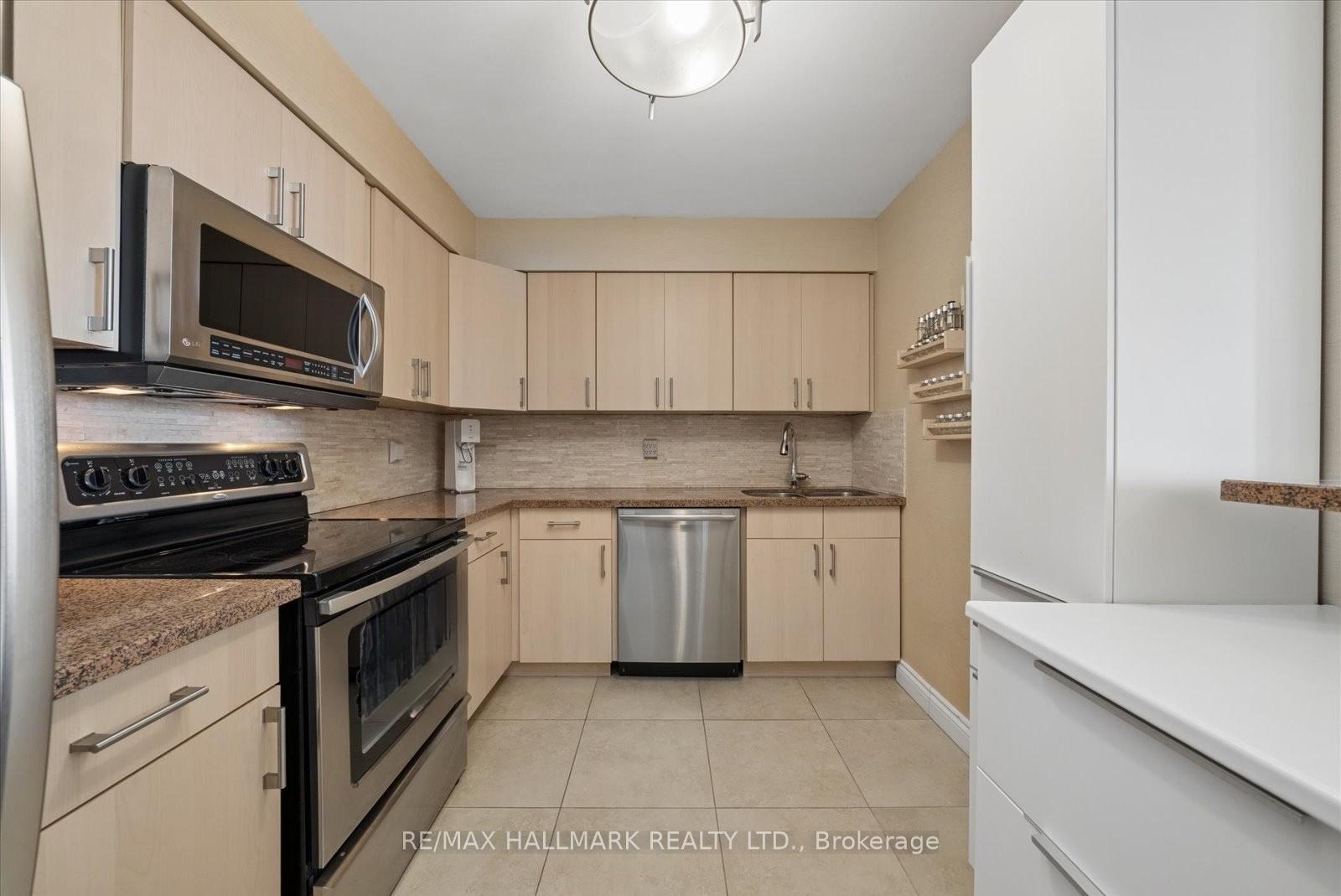 Photo 3 of Unit 512, 81 Townsgate Drive, Vaughan, Crestwood-Springfarm-Yorkhill — HOMEH