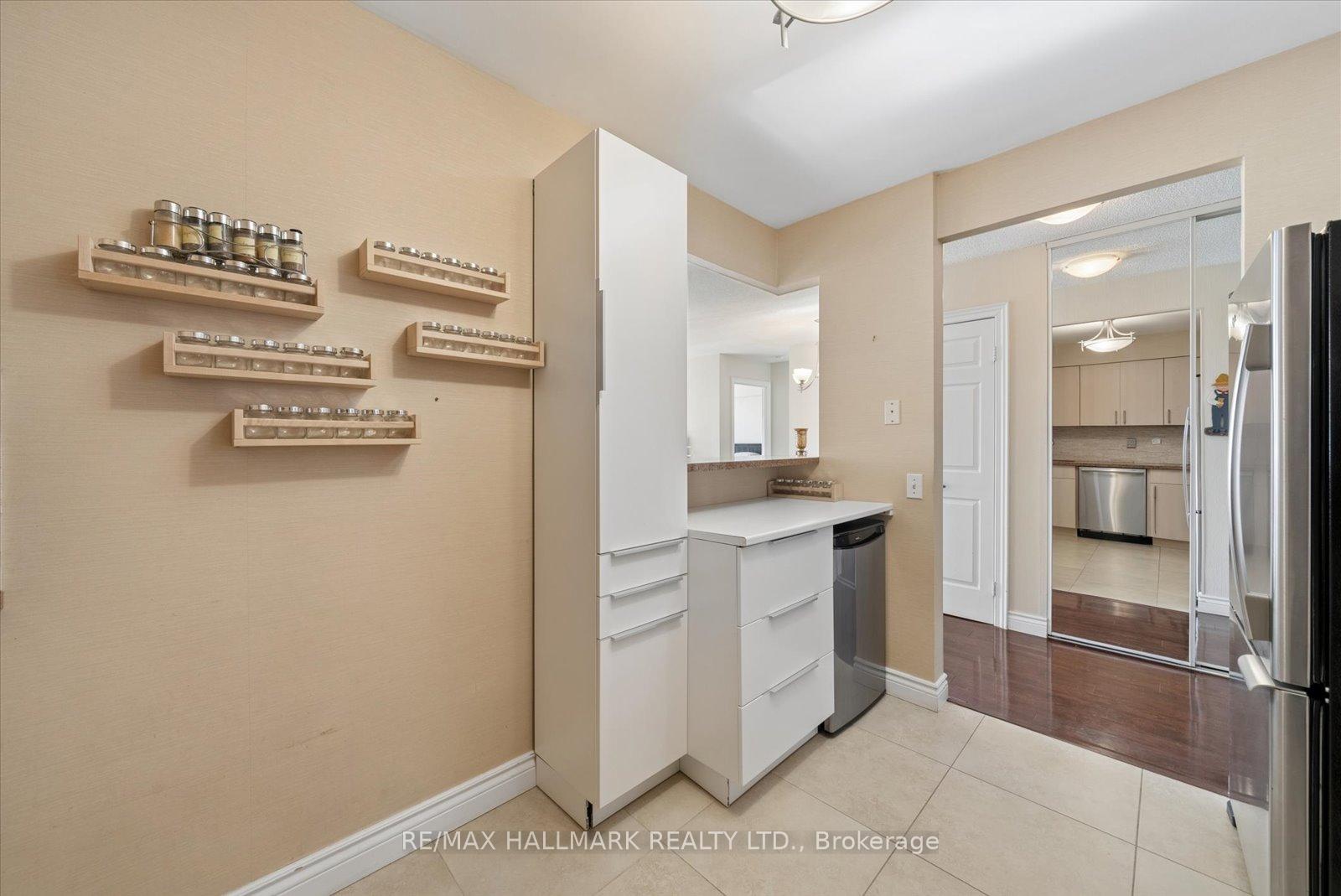 Photo 13 of Unit 512, 81 Townsgate Drive, Vaughan, Crestwood-Springfarm-Yorkhill — HOMEH