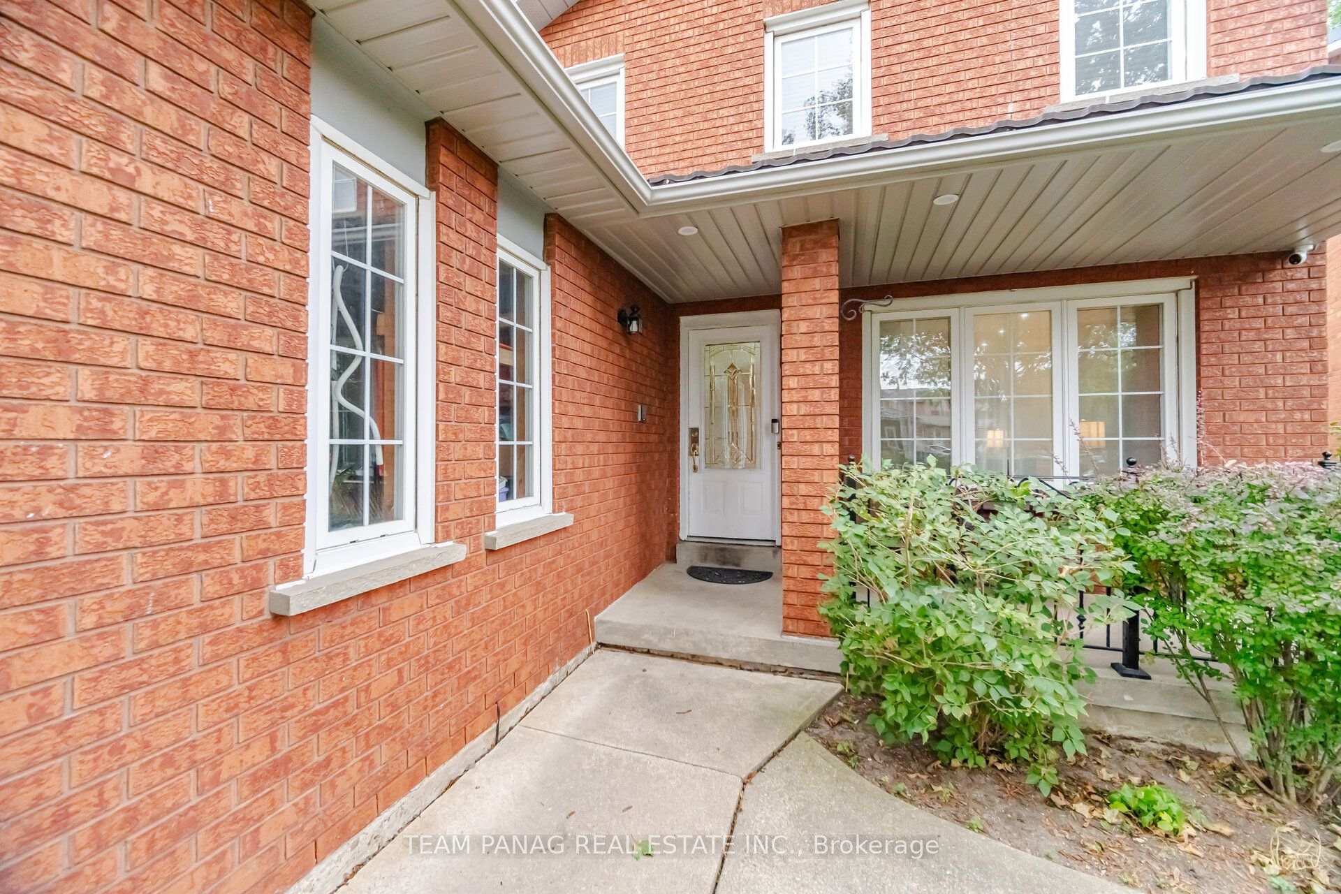 Photo 4 of 129 Bankview Circle, Etobicoke, West Humber-Clairville — HOMEH