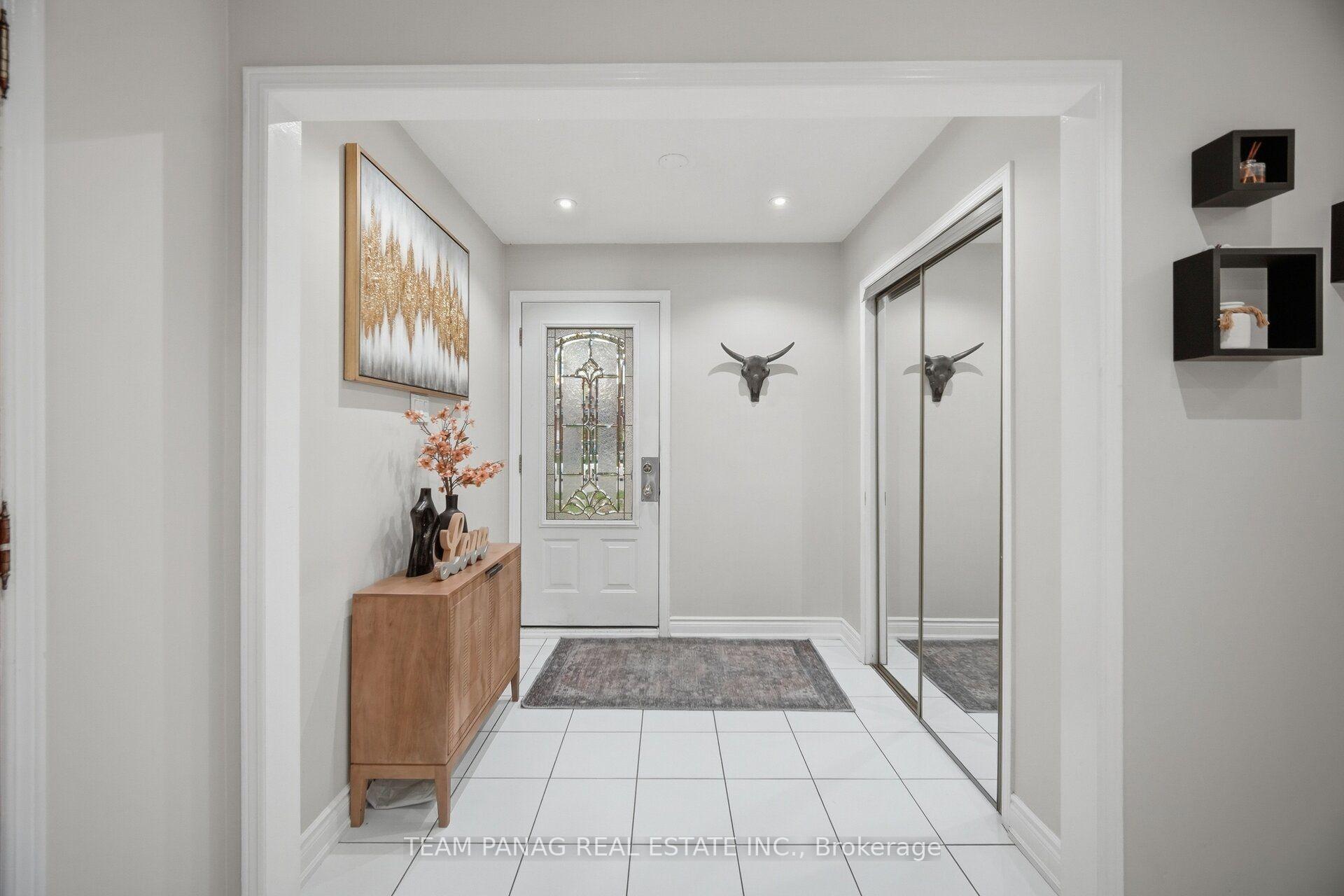 Photo 5 of 129 Bankview Circle, Etobicoke, West Humber-Clairville — HOMEH