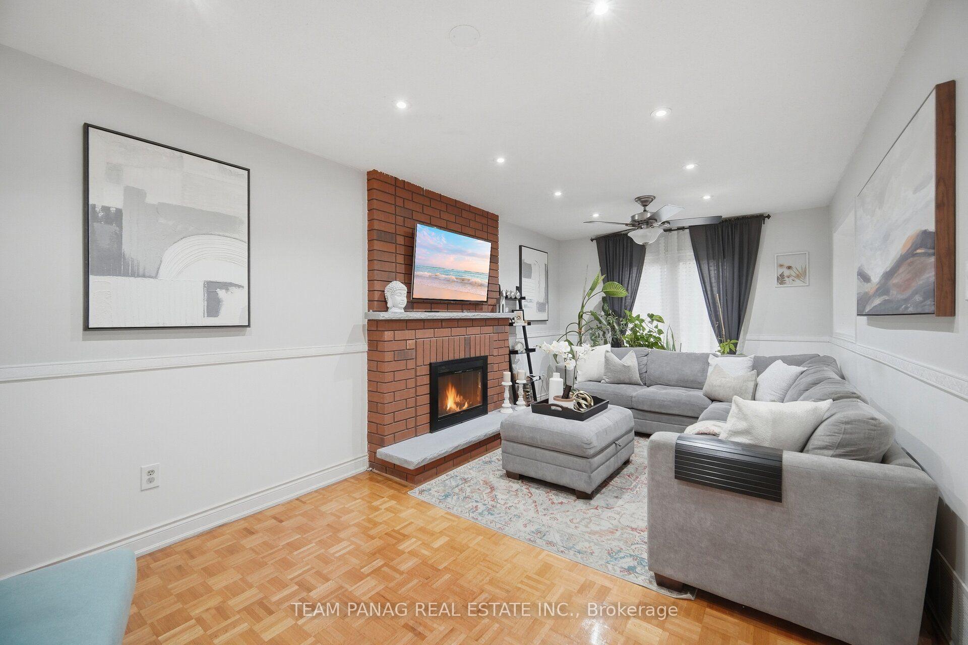 Photo 6 of 129 Bankview Circle, Etobicoke, West Humber-Clairville — HOMEH