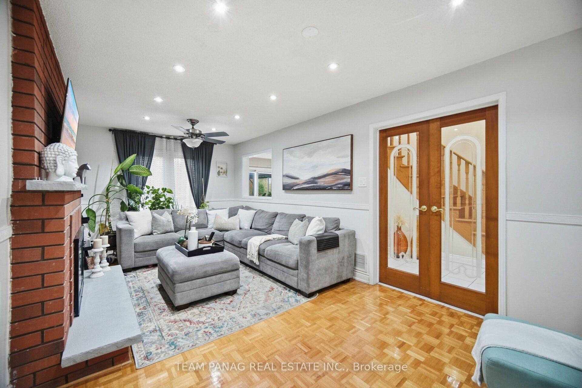 Photo 7 of 129 Bankview Circle, Etobicoke, West Humber-Clairville — HOMEH