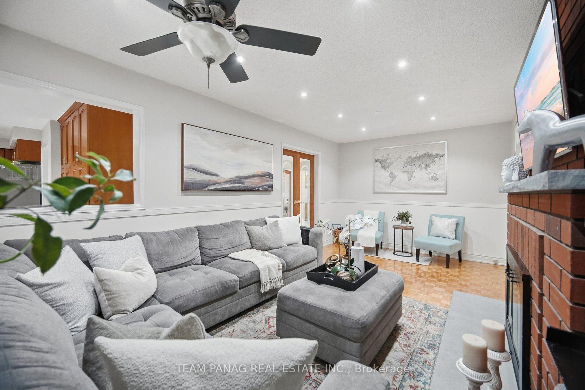 Photo 8 of 129 Bankview Circle, Etobicoke, West Humber-Clairville — HOMEH