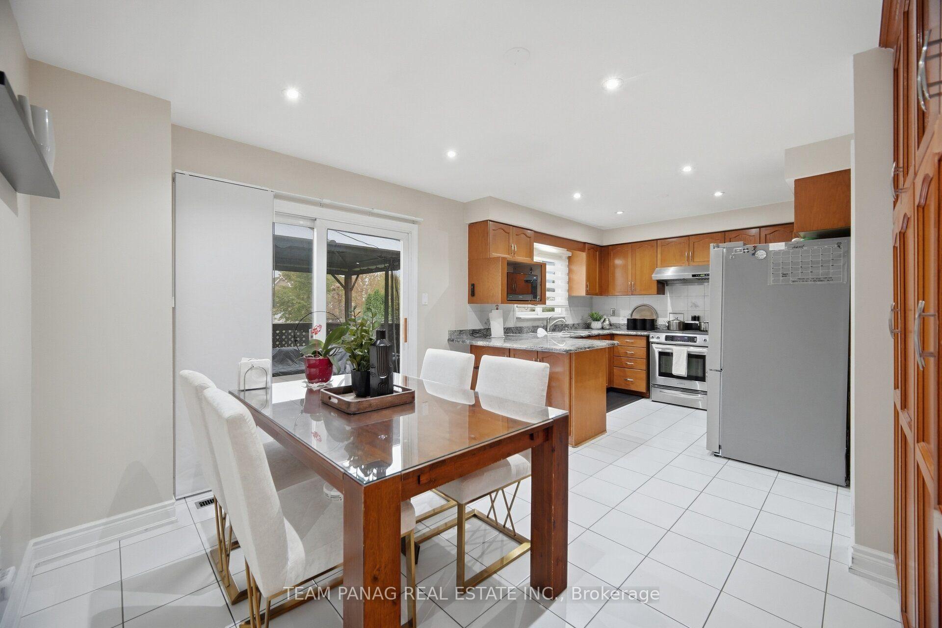 Photo 9 of 129 Bankview Circle, Etobicoke, West Humber-Clairville — HOMEH