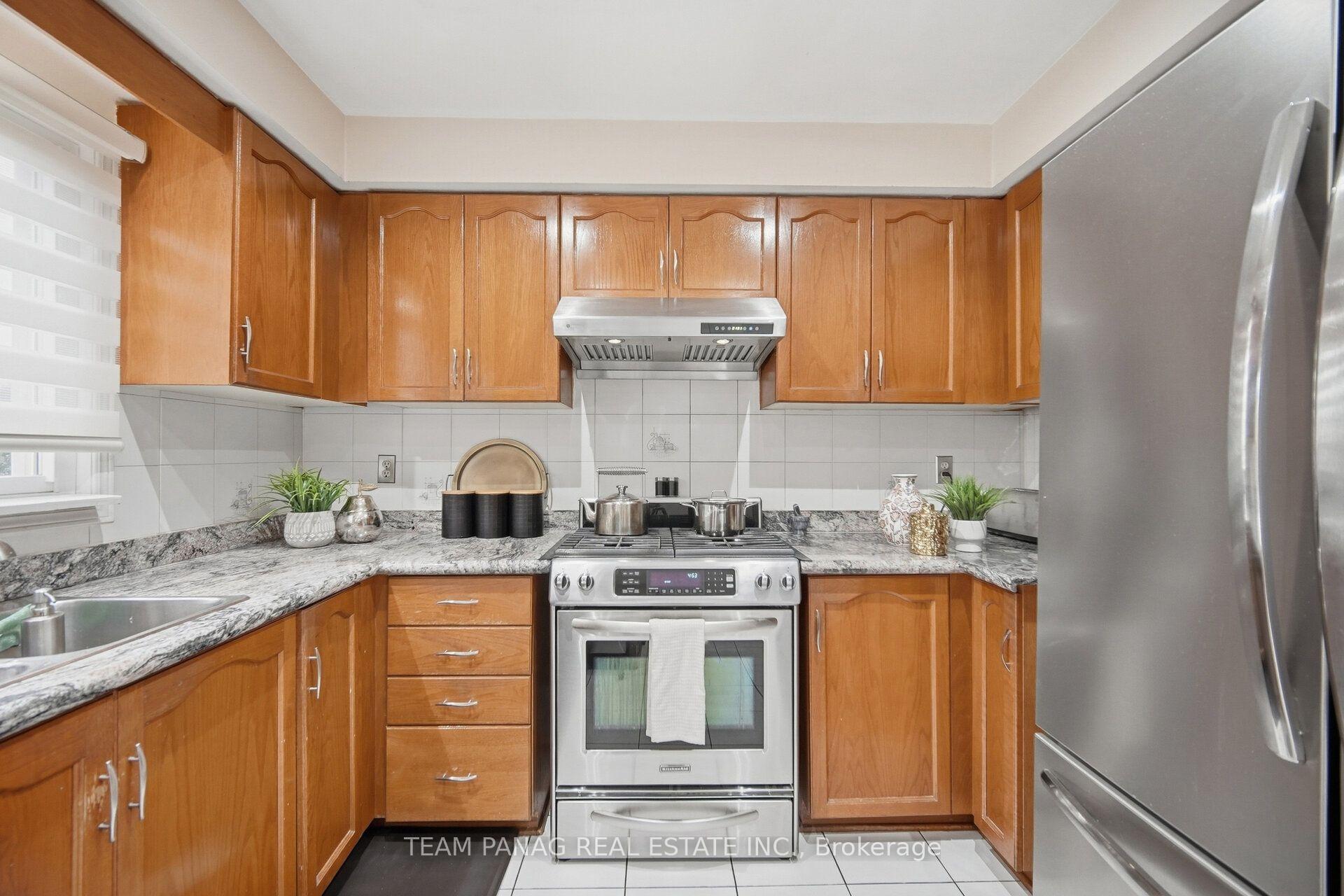 Photo 10 of 129 Bankview Circle, Etobicoke, West Humber-Clairville — HOMEH