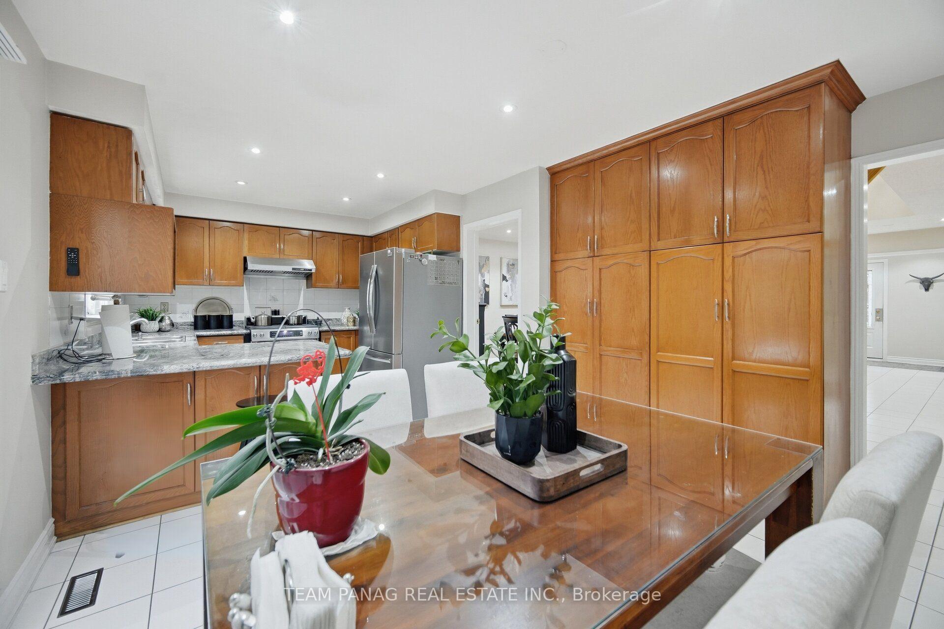 Photo 11 of 129 Bankview Circle, Etobicoke, West Humber-Clairville — HOMEH
