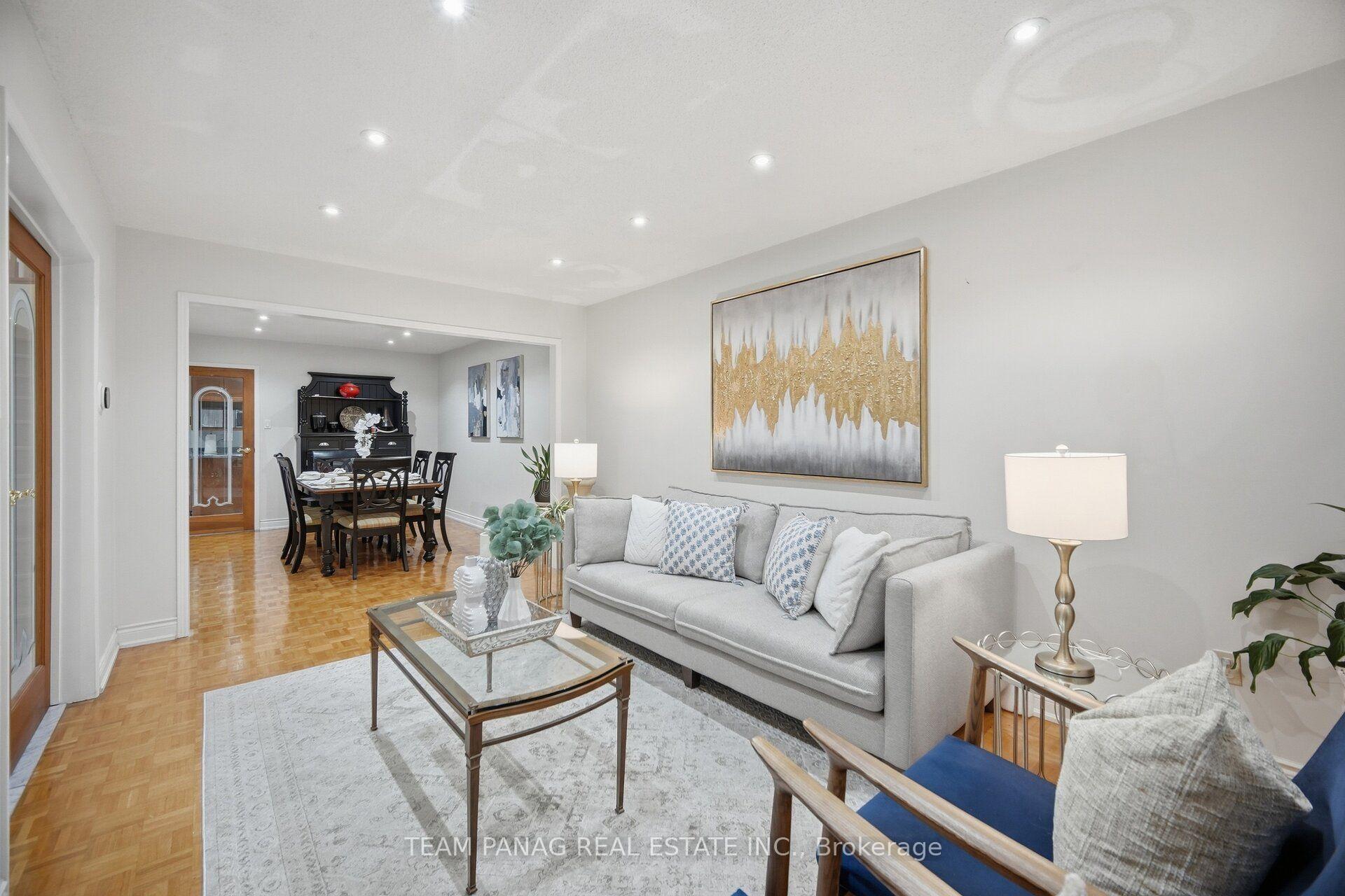 Photo 15 of 129 Bankview Circle, Etobicoke, West Humber-Clairville — HOMEH