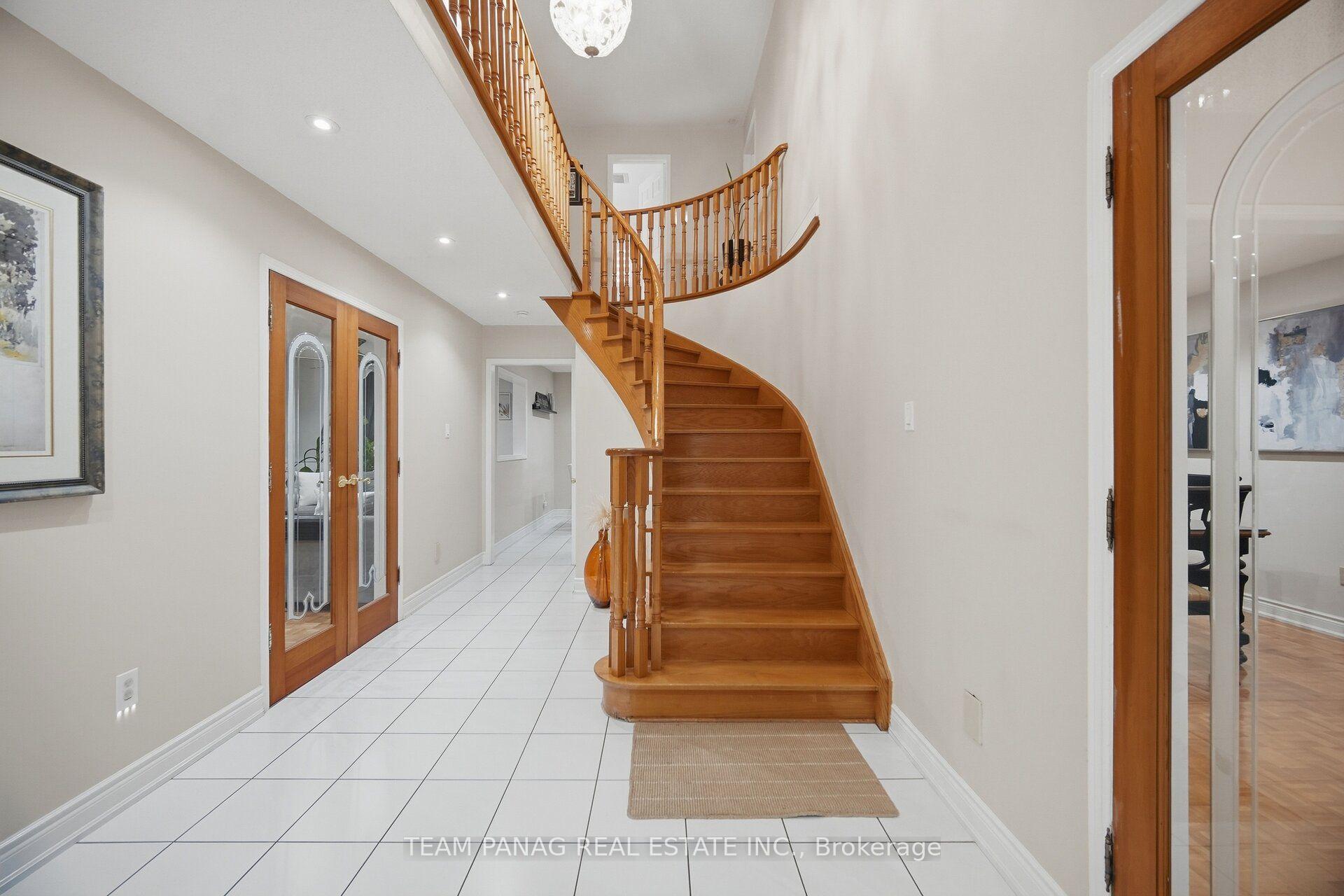 Photo 18 of 129 Bankview Circle, Etobicoke, West Humber-Clairville — HOMEH
