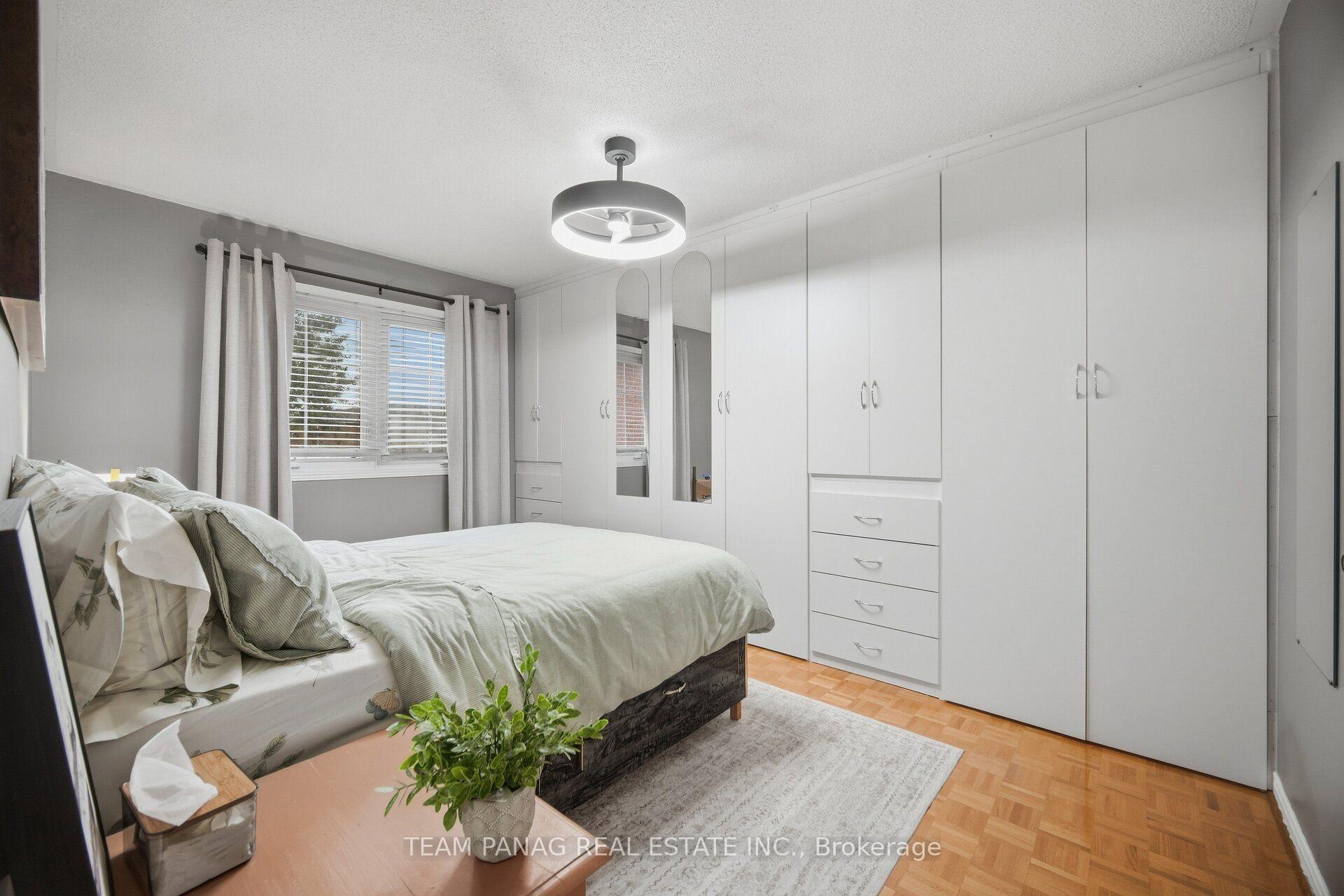 Photo 23 of 129 Bankview Circle, Etobicoke, West Humber-Clairville — HOMEH