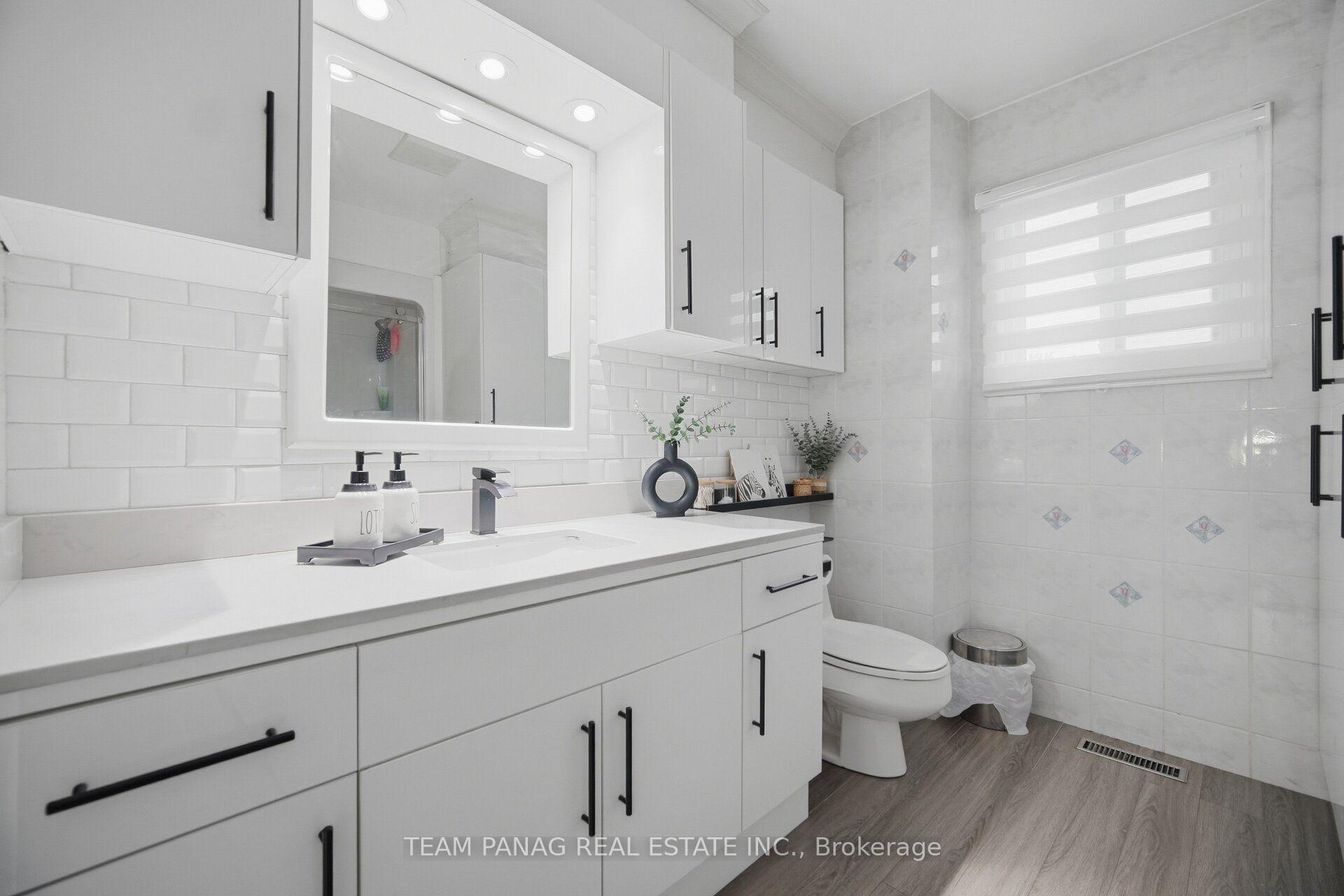 Photo 28 of 129 Bankview Circle, Etobicoke, West Humber-Clairville — HOMEH