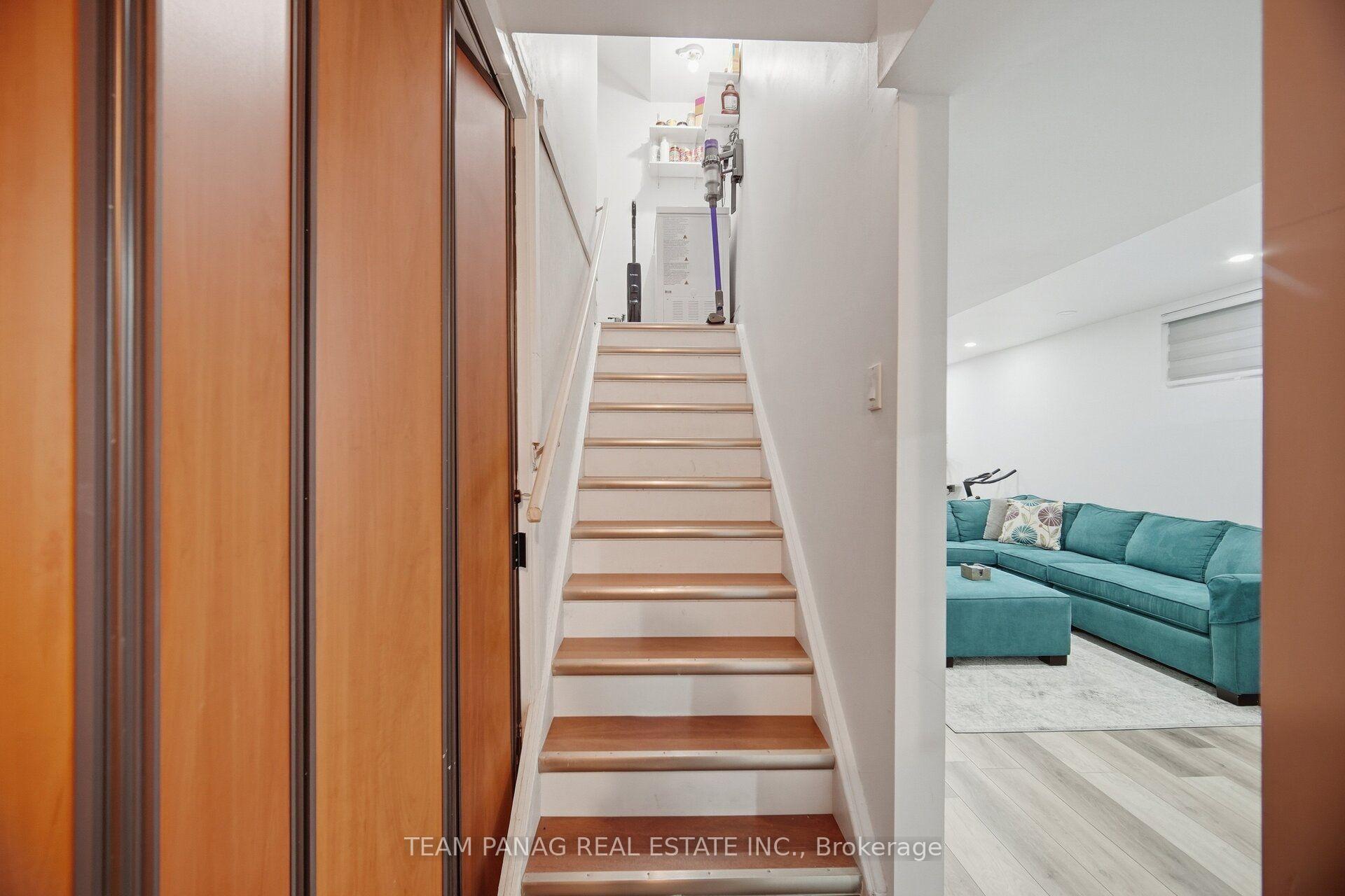 Photo 30 of 129 Bankview Circle, Etobicoke, West Humber-Clairville — HOMEH