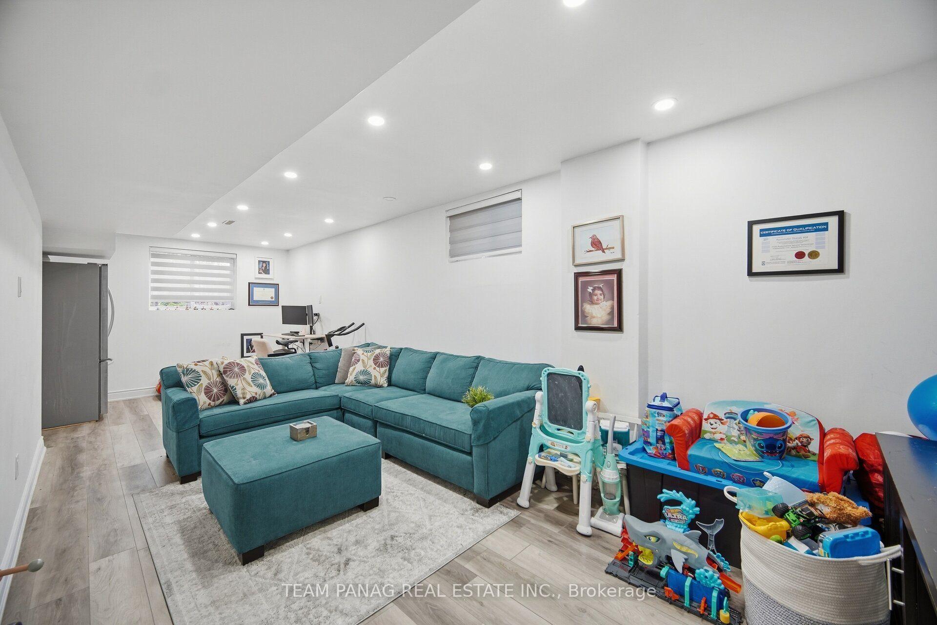 Photo 31 of 129 Bankview Circle, Etobicoke, West Humber-Clairville — HOMEH