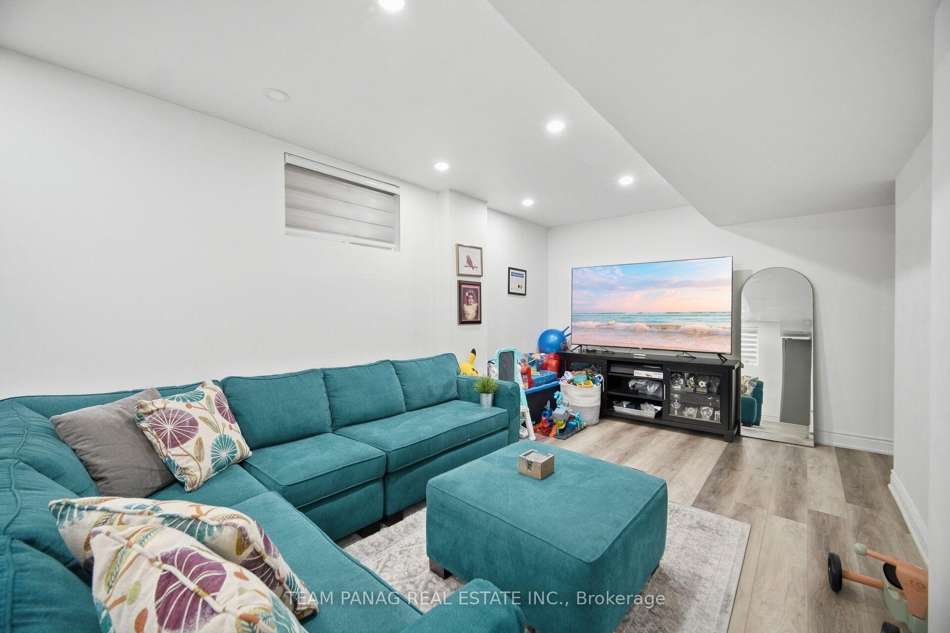 Photo 32 of 129 Bankview Circle, Etobicoke, West Humber-Clairville — HOMEH