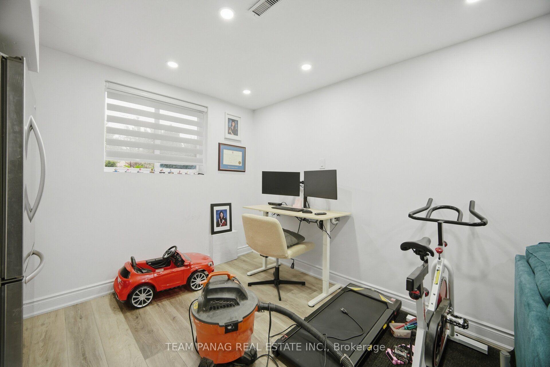 Photo 33 of 129 Bankview Circle, Etobicoke, West Humber-Clairville — HOMEH